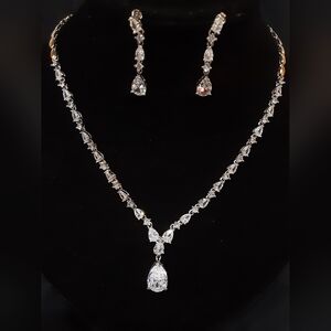 Dazzling Silver Necklace and Earring Set J134